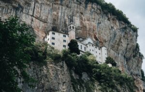 I 10 Santuari più Suggestivi d’Italia: Percorsi Spirituali tra Storia e Natura
