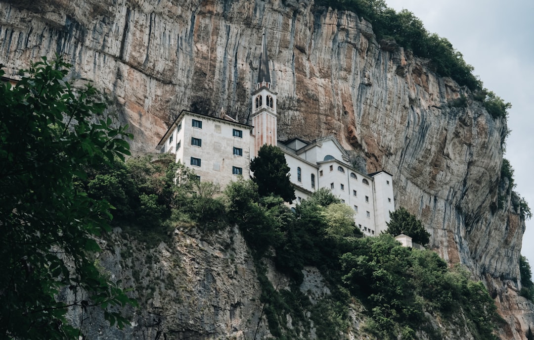 Santuario italiano immerso nella natura tra montagne e boschi, meta di pellegrinaggio spirituale