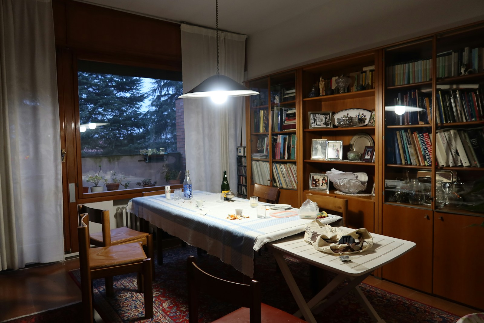 Bibbia aperta con taccuino e candela su un tavolo di legno per una sessione di lectio divina mattutina