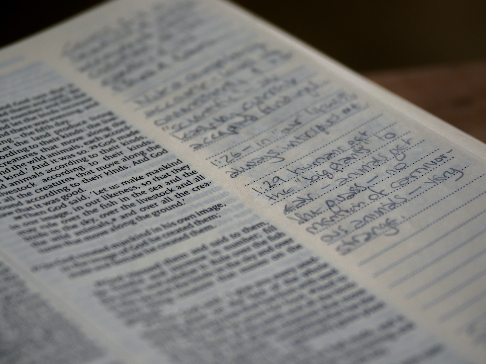 Pagina della Bibbia aperta con annotazioni a mano in un taccuino accanto durante la lectio mattutina