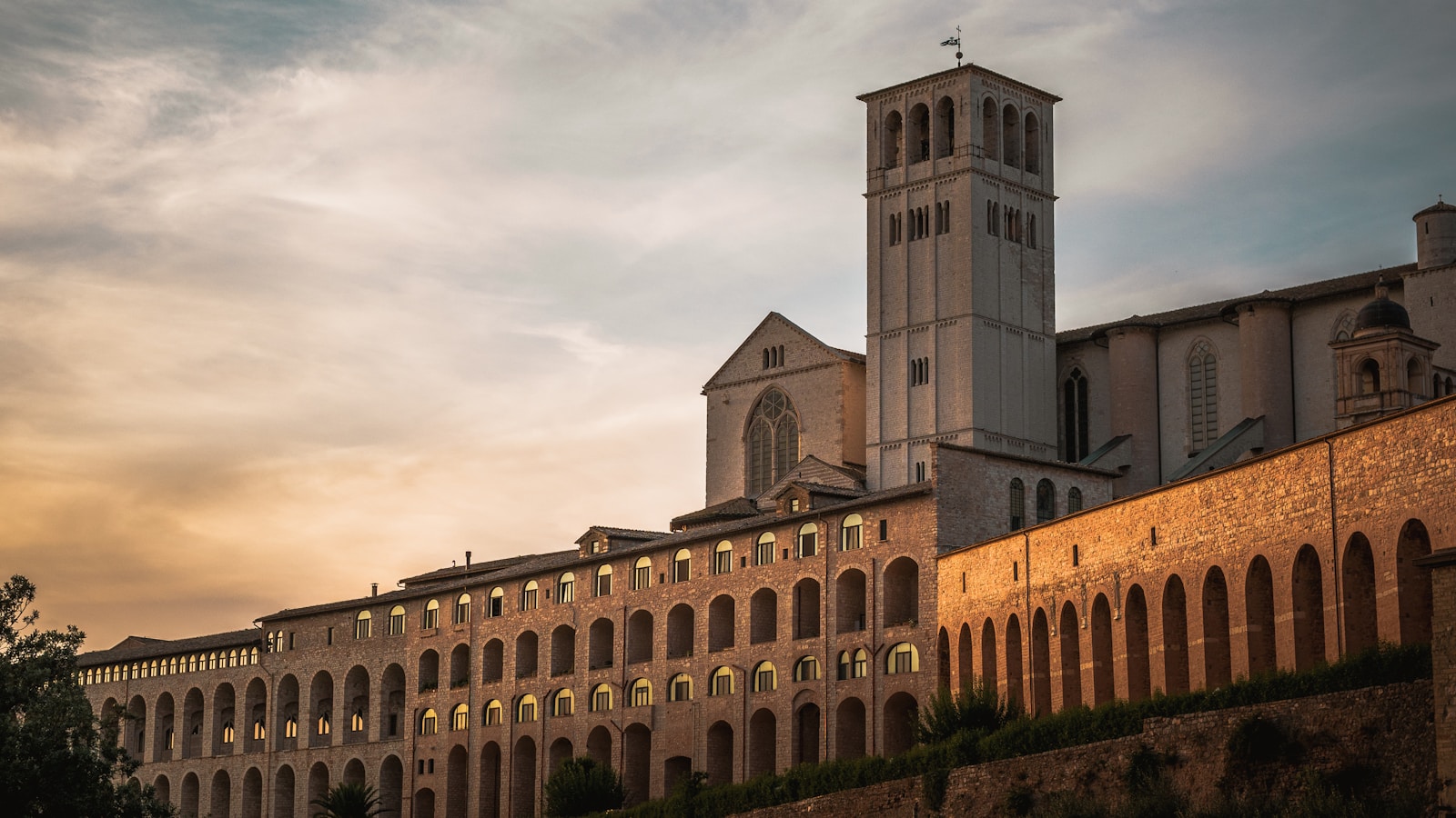 Chiostro silenzioso di un monastero benedettino italiano all