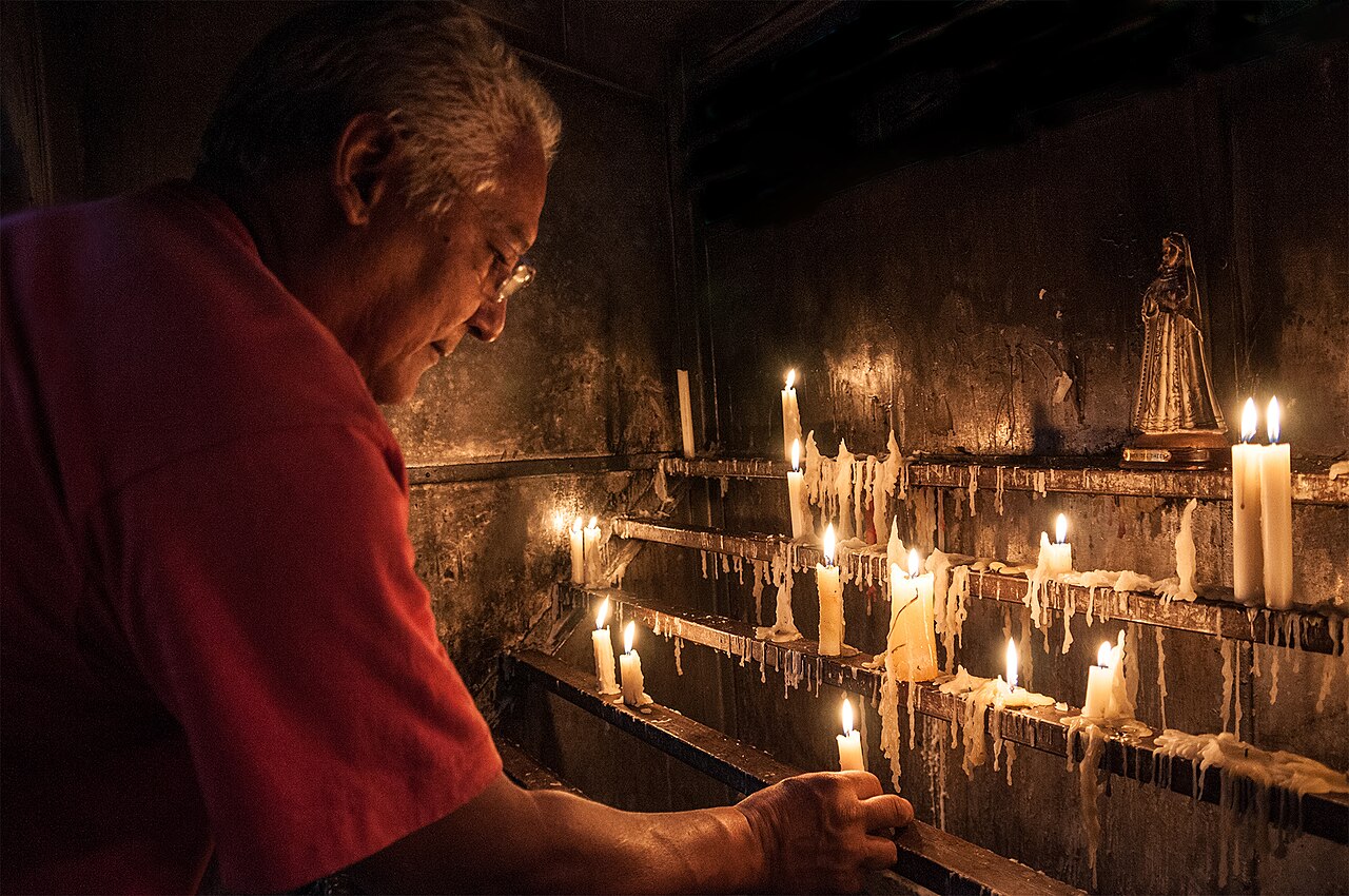 candle prayer light (foto: Wilfredor / CC0, Wikimedia Commons)