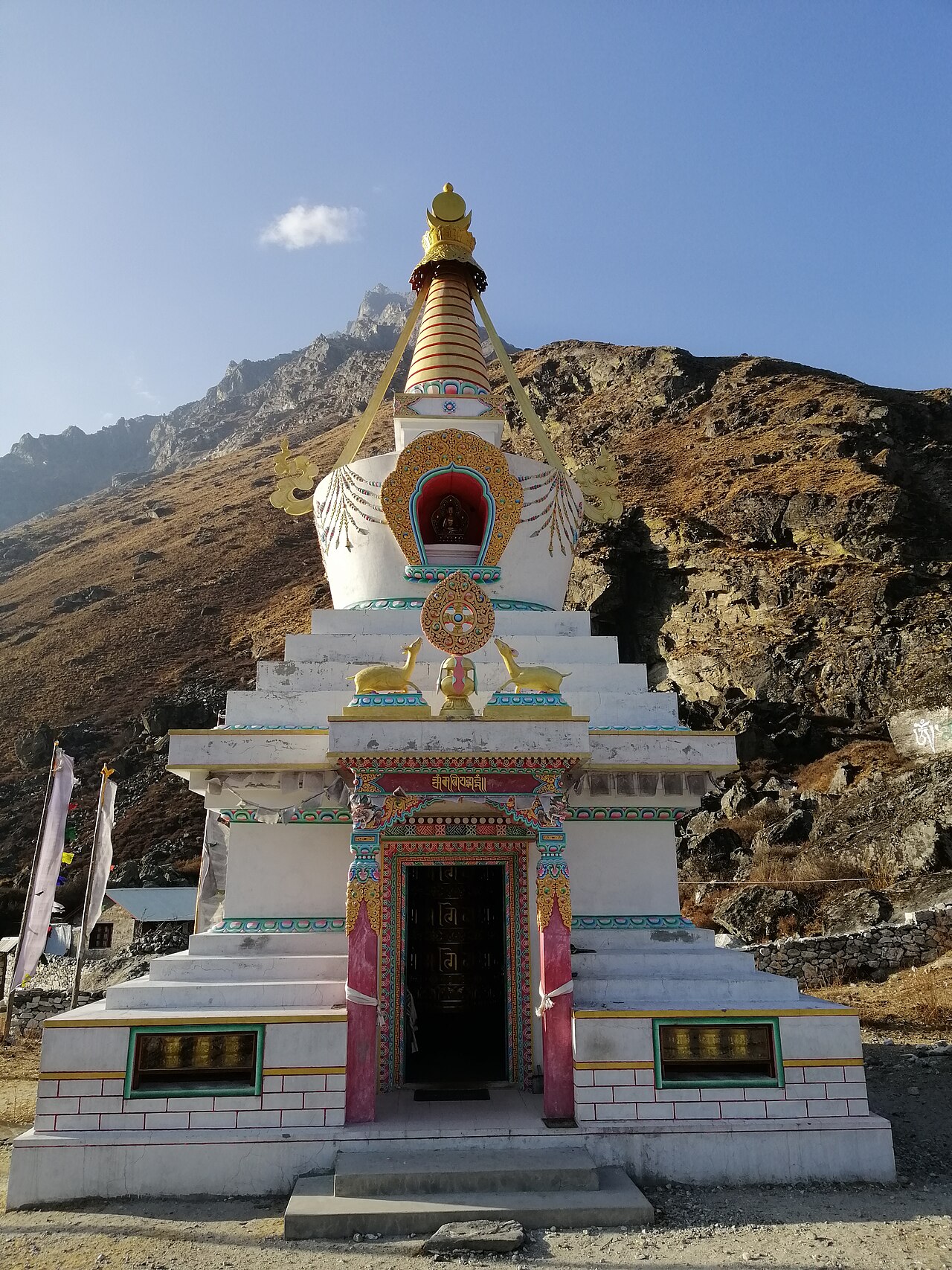 monastery peaceful (foto: Ajit Poudel / CC BY-SA 4.0, Wikimedia Commons)