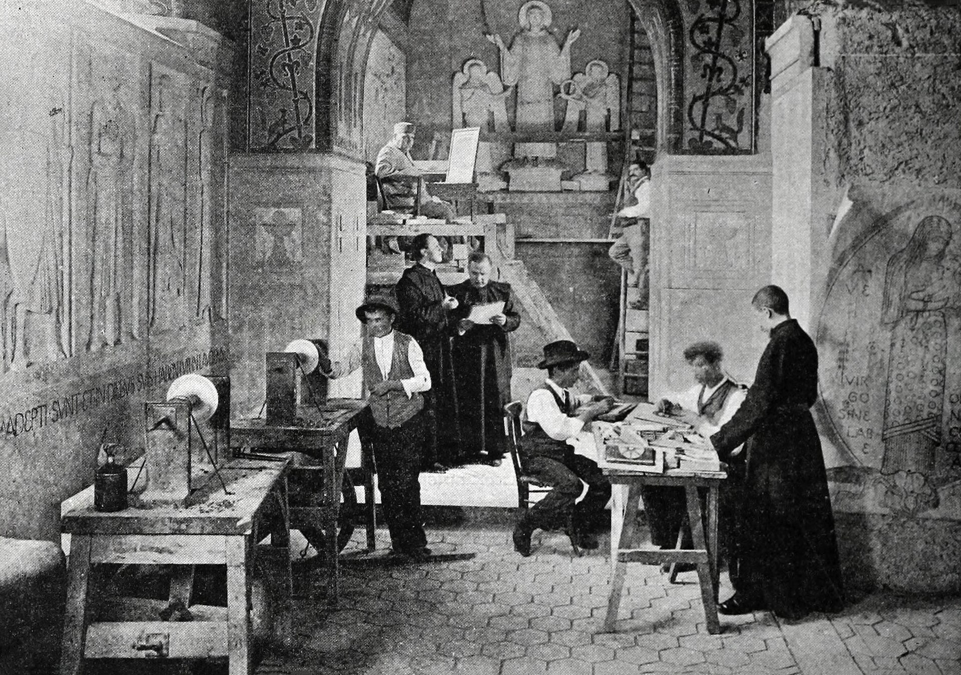 Il complesso monastico chiaro di Montecassino visto dal basso sulla sommità della collina