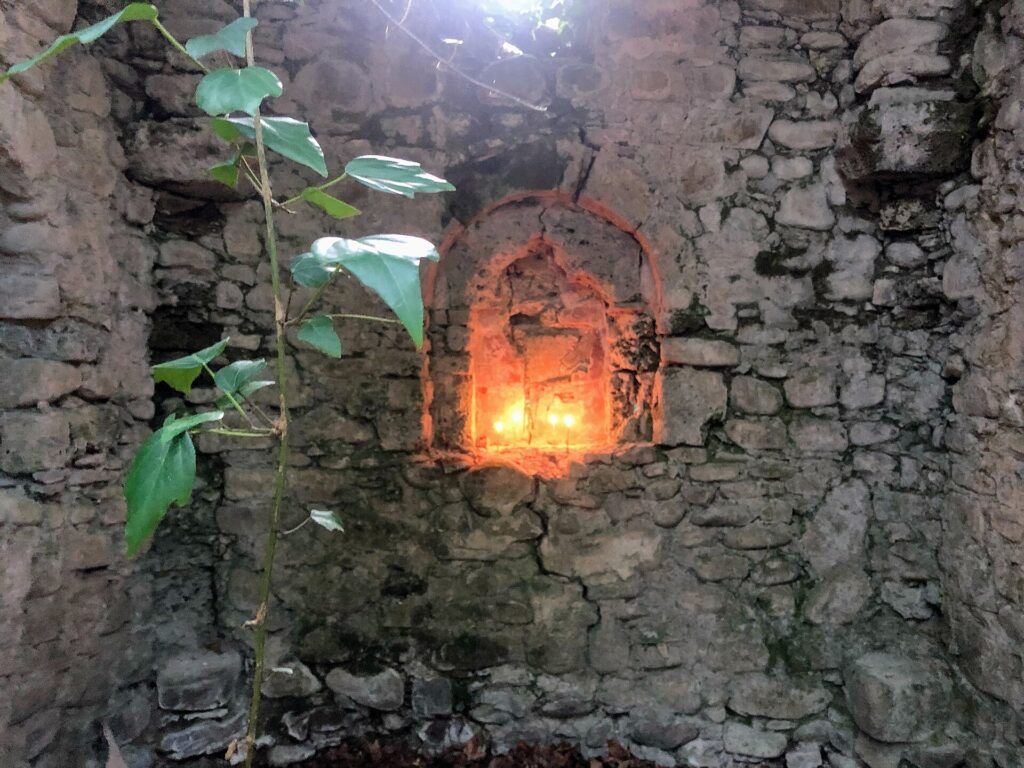 Sacchetto di stoffa aperto con dentro una filza di grani di legno chiaro
