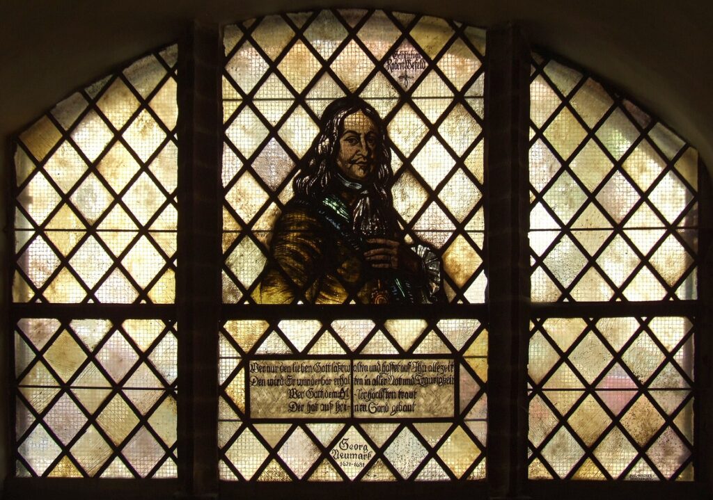 Vetrata colorata di una chiesa con scene figurate illuminate dalla luce esterna