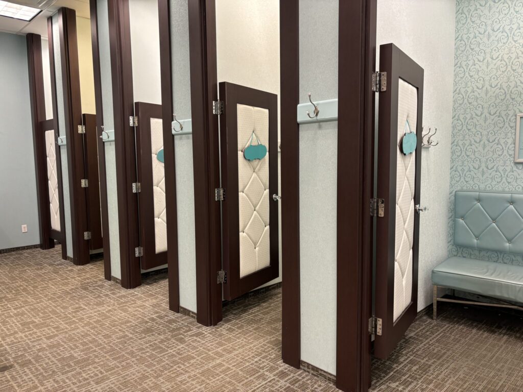 Porta aperta su un esterno luminoso vista dall'interno di una stanza in penombra