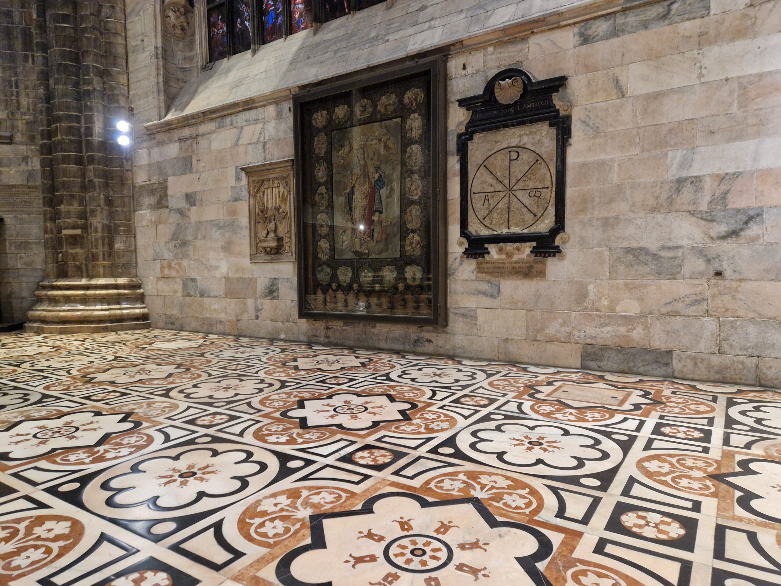 Tracciato circolare a giri concentrici inciso nel pavimento in pietra della navata di una cattedrale