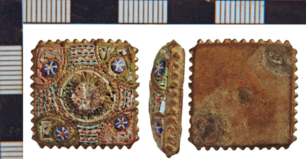 Mosaico pavimentale medievale con tessere policrome e motivi geometrici in una basilica italiana