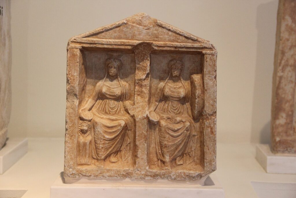 Rilievo scolpito in marmo bianco con figure a tutto tondo dentro una nicchia rinascimentale