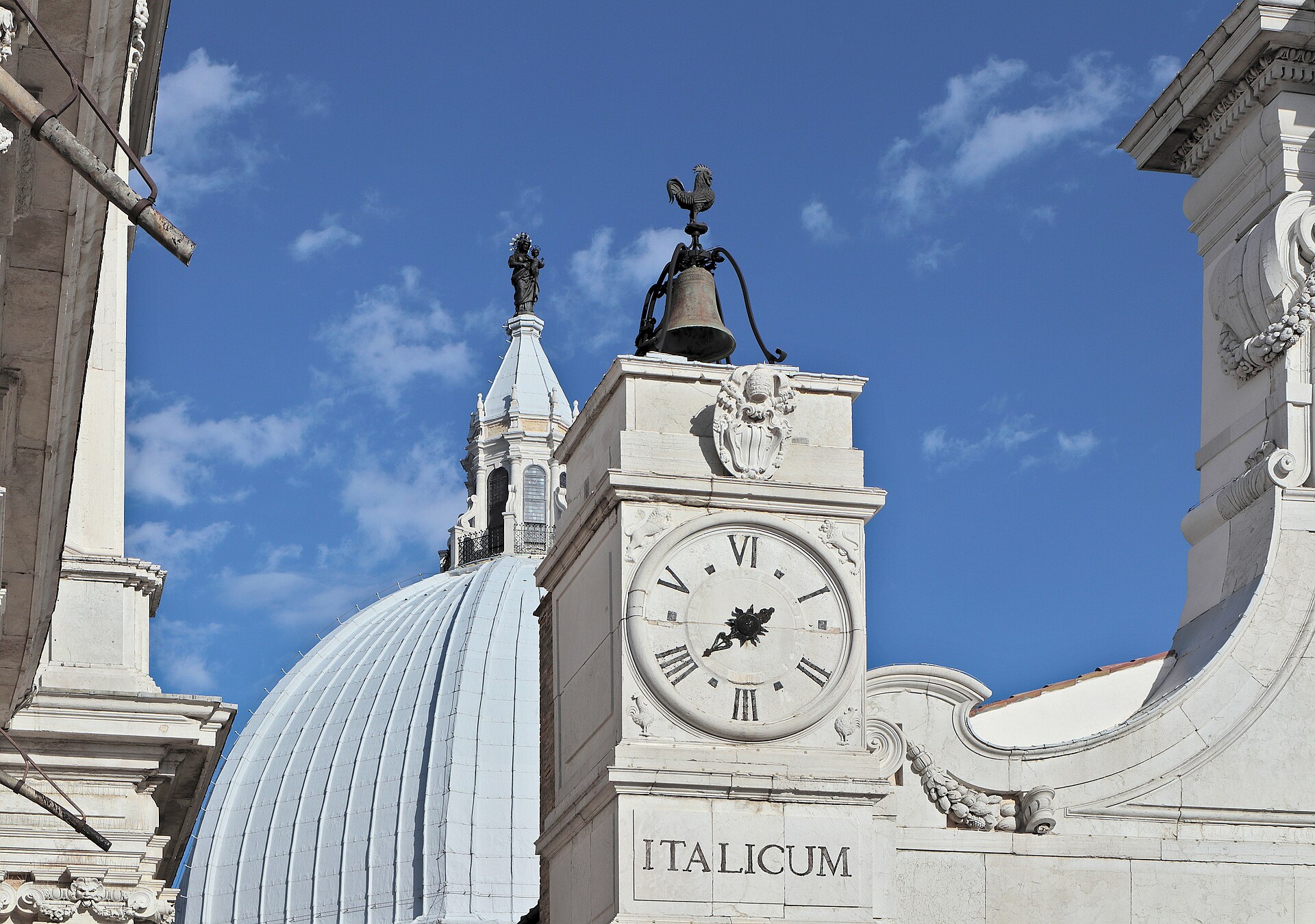 Grande basilica con cupola e mura merlate vista dal piazzale in una giornata limpida