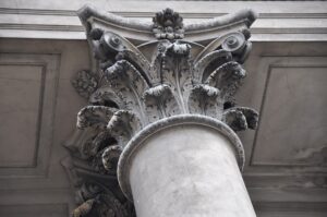 Colonne doriche antiche inglobate nel muro esterno di una cattedrale, viste dal fianco