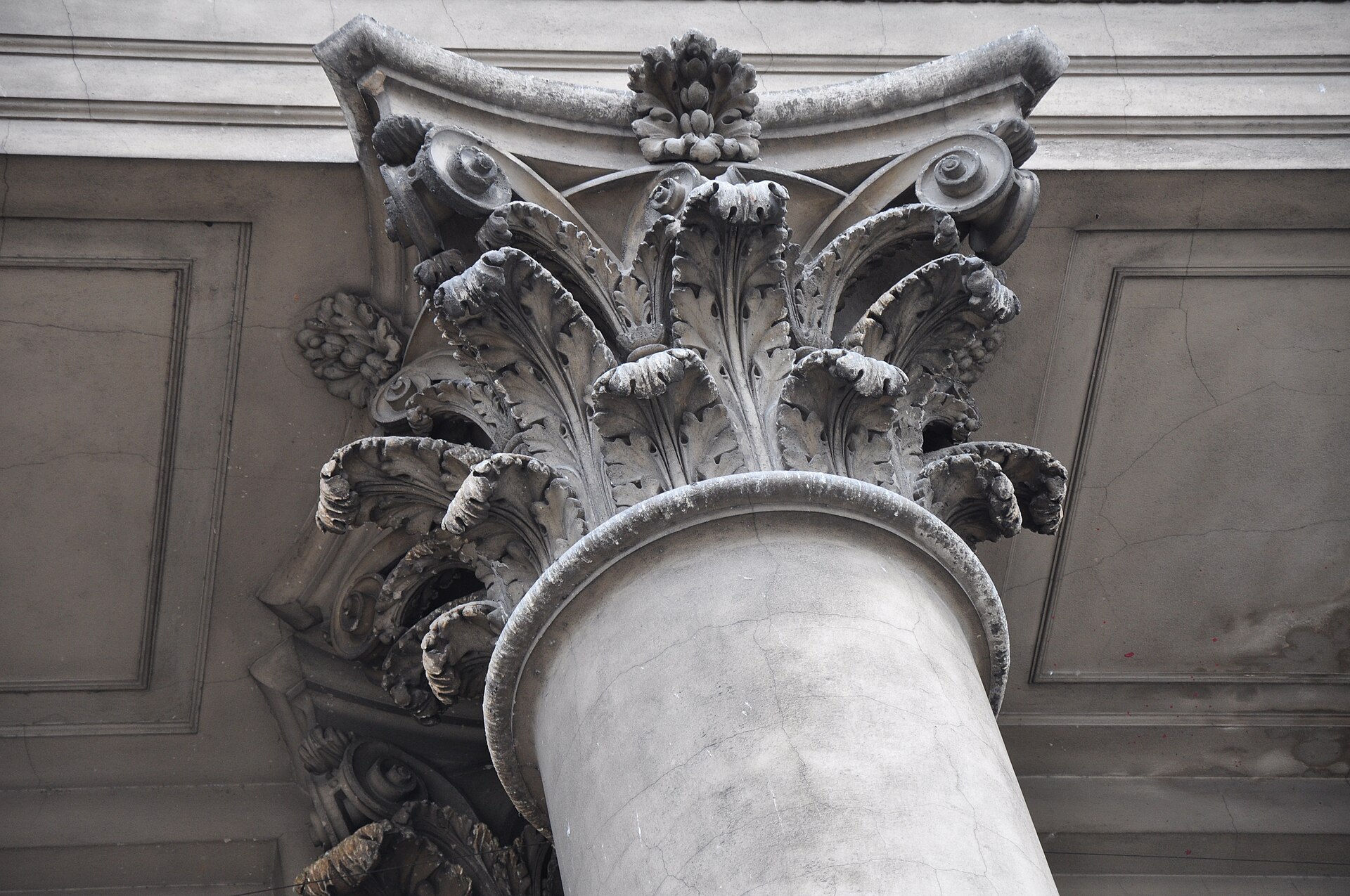 Colonne doriche antiche inglobate nel muro esterno di una cattedrale, viste dal fianco