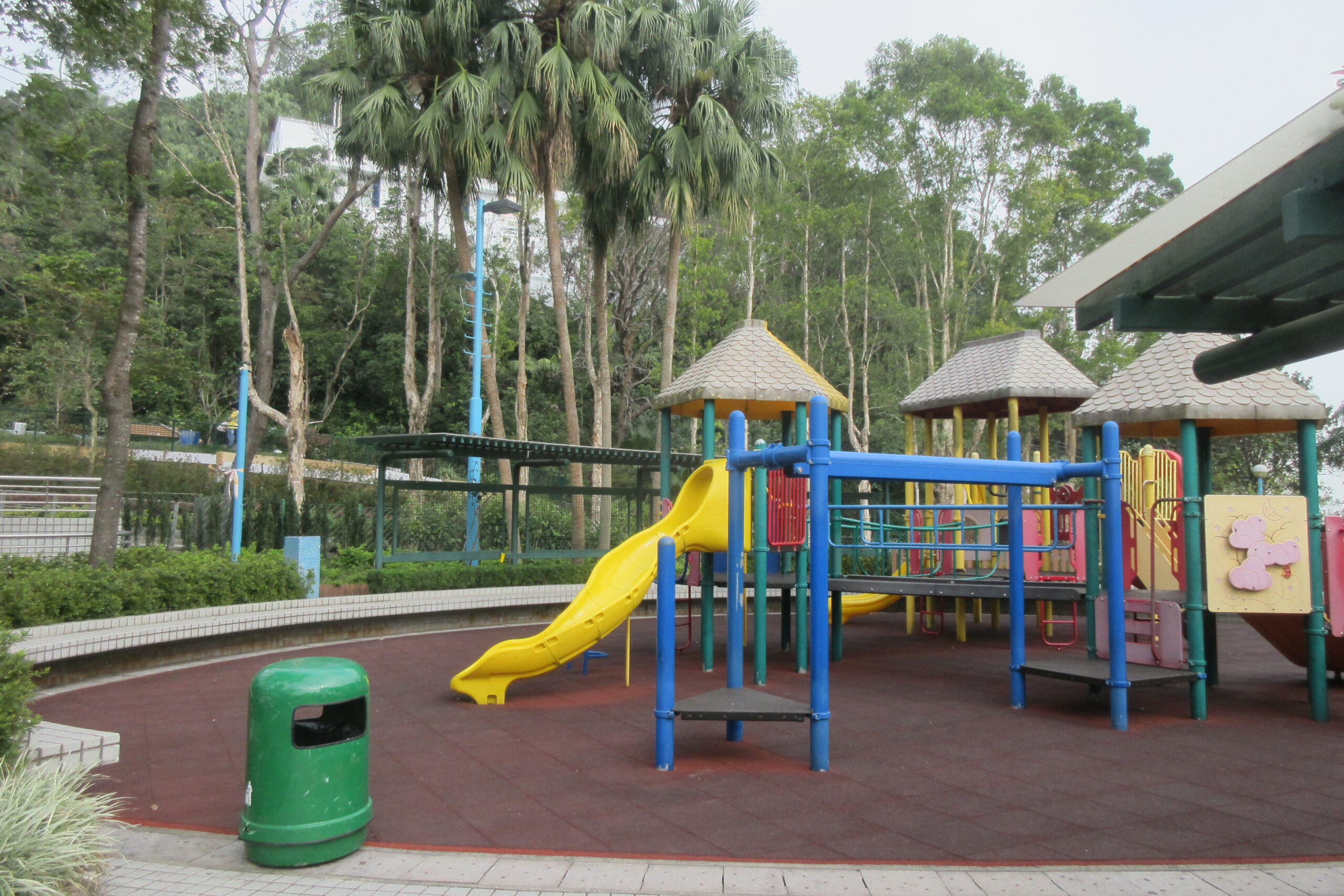 Due bambini con zaini piccoli camminano su un sentiero di terra fra prati e alberi