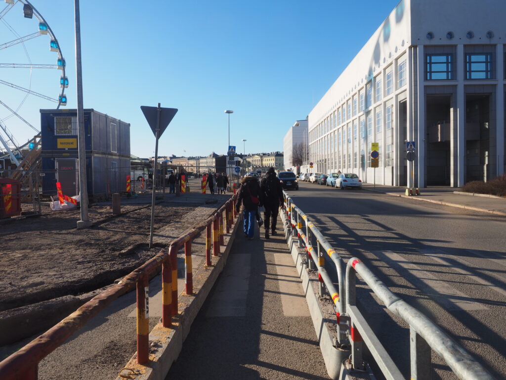 Corridoio stretto con finestre alte e luce del mattino che cade sul pavimento