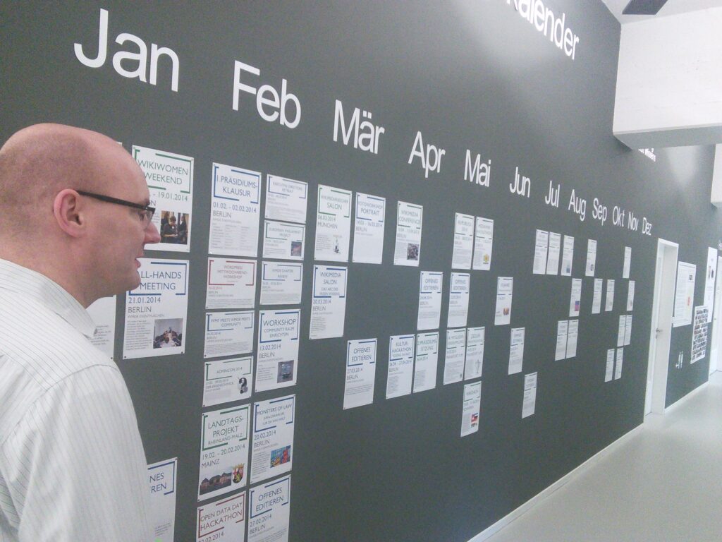 Calendario da parete con le pagine dei mesi aperte e alcune date segnate a mano