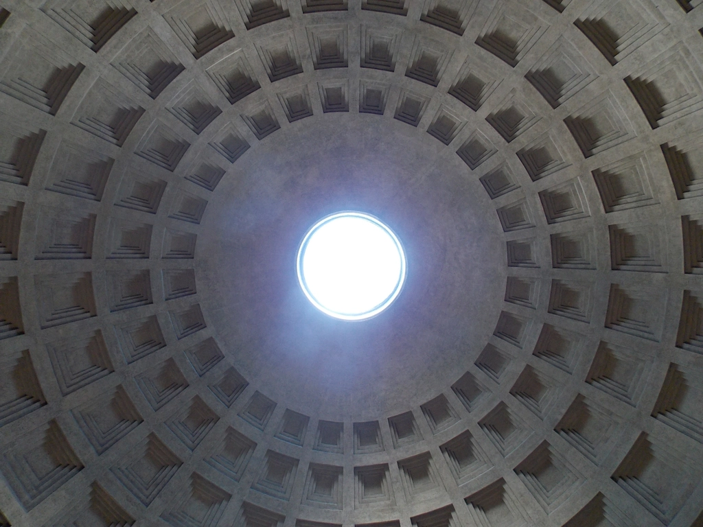 Cupola con apertura circolare al centro vista dall'interno di un edificio romano